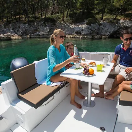 Hotel na wodzie Jeanneau Merry Fisher 795 *